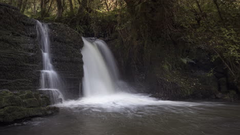 Zeitraffer-Des-Waldwasserfalls-In-Ländlicher-Landschaft-Im-Herbst-In-Irland