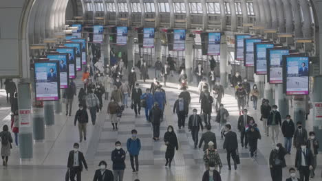 Real-Time-Scene-At-Shinagawa-JR-Station---Commuting-Business-People-In-Masks-Walking-At-The-Hallway---high-angle-shot