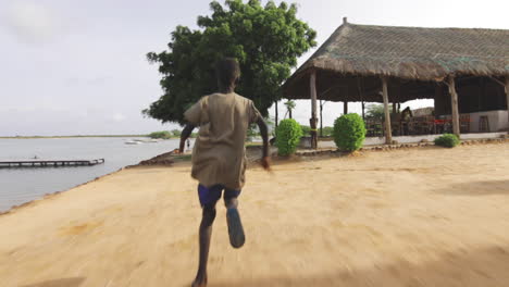 Niño-Negro-Huyendo-De-Las-Costas-Locales-Del-Lago-Senegal-De-áfrica