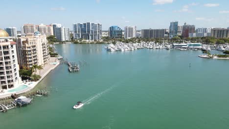 beautiful-fast-moving-forward-aerial-of-downtown-Sarasota,-Florida,-and-the-apartments-and-condominiums-of-Golden-Gate-Point