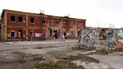 Almacén-Urbano-Abandonado-En-Suecia,-Paredes-Etiquetadas-Con-Graffiti-Street-Art