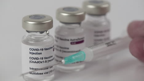 3-Viales-Y-Jeringa-De-Vacuna-Covid-19-Astrazeneca-Para-Inyectar-A-Profesionales-Médicos-Y-Personas-En-Riesgo