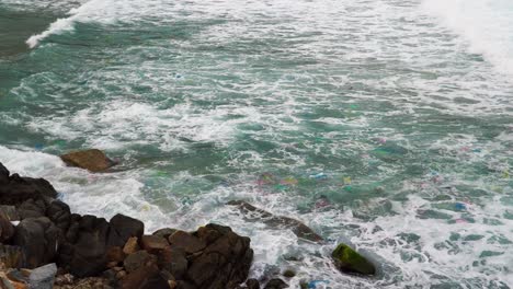 Meeresküste-Verschmutzt-Durch-Plastikmüll,-Der-Auf-Wellen-In-Der-Nähe-Eines-Touristenortes-Schwimmt