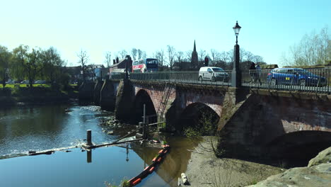 Chester-River-Bridge,-Verkehr-Und-Fließendes-Wasser