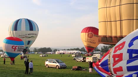 Getting-ready-the-hot-air-balloons,-early-morning-at-Bristol-balloon-festival