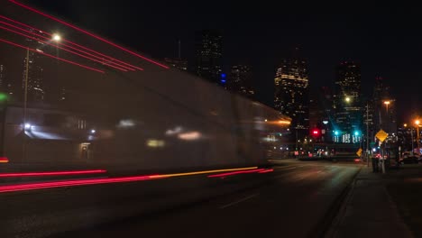 Lapso-De-Tiempo-De-Autos-En-La-Noche-En-Houston-Con-El-Centro-En-Primer-Plano