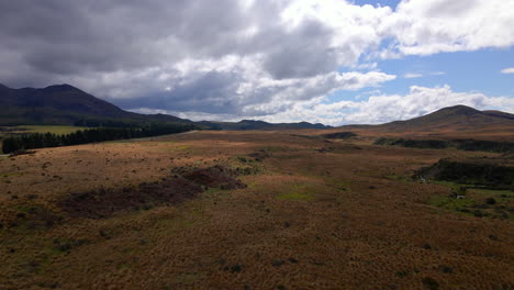 Luftaufnahme-Einer-Wilden,-Weiten-Landschaft-Mit-Hügeln-In-Der-Southland-Region-Neuseelands