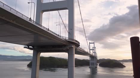 Alto-Puente-Colgante-Sobre-El-Estrecho-De-Kurushima-En-Ehime-Japón,-Escena-Del-Océano-Al-Atardecer
