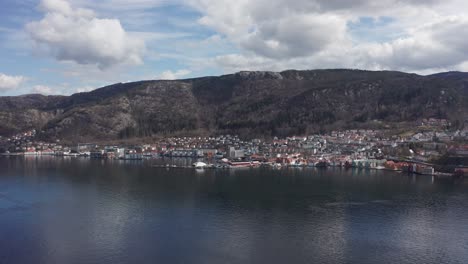 Sandviken,-Old-Bergen-Y-Eidsvaagneset-Vistos-Desde-La-Costa---Antena-Que-Gira-Lentamente---Noruega
