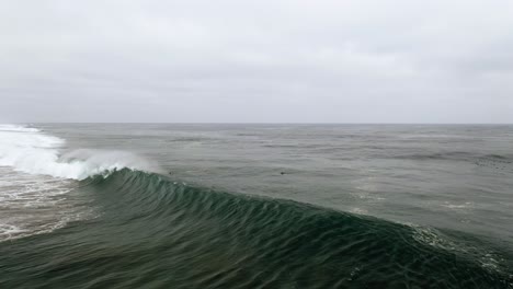 Wunderschöne-Und-Perfekte-Wellen,-An-Der-Küste-Chiles-Während-Eines-Wellengangs-Im-Pazifischen-Ozean,-Perfekt-Zum-Surfen,-Pichilemu,-Punta-De-Lobos,-Chile