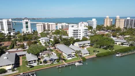 Aerial-of-the-houses-of-Golden-Gate-Point-in-downtown-Sarasota,-Florida