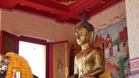 Großer-Buddha,-Verziert-Mit-Goldflocken,-Am-Heiligen-Tempel-In-Thailand