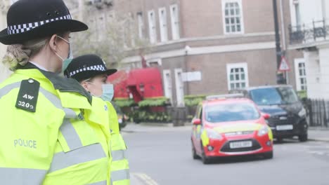 Mujeres-Policías-Haciendo-Guardia-En-Londres-Con-Máscara-Para-Covid-19
