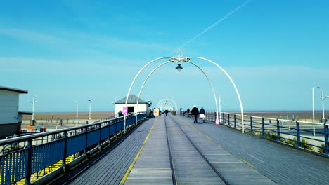 Southport-Pier,-England,-Merseyside.-Vorwärtsbewegungsschuss