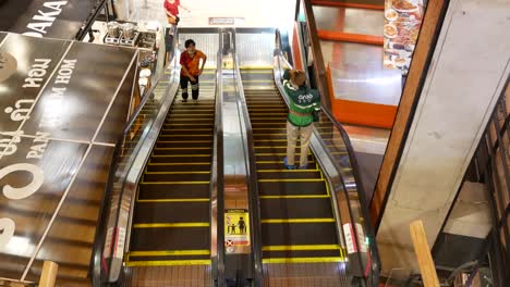 Personas-Que-Usan-Escaleras-Mecánicas-En-El-Centro-Comercial