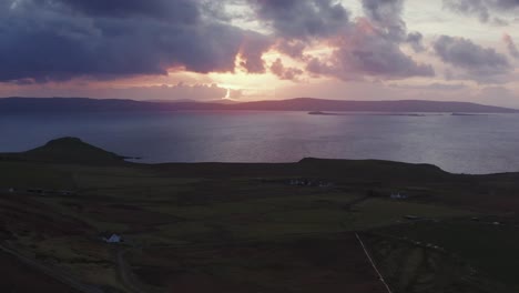 Luftdrohnen-Sonnenuntergangsverfolgung-über-Felder-Und-Klippen-In-Der-Nähe-Von-Uig-Skye-Schottland-Herbst