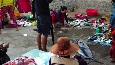 Schlechter-Lokaler-Fischmarkt-In-Vietnam,-Einzelhandel-Auf-Nacktem-Betonboden