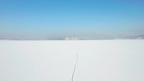 Drone-Sobre-Un-Vasto-Paisaje-Lleno-De-Nieve-En-La-Isla-De-Los-Pájaros,-Polonia-Durante-El-Invierno