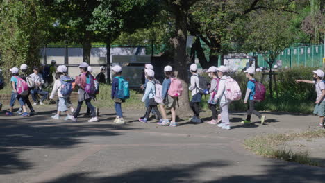 Estudiantes-De-Primaria-En-Una-Excursión-En-El-Parque-En-Un-Día-Soleado-En-Tokio,-Japón