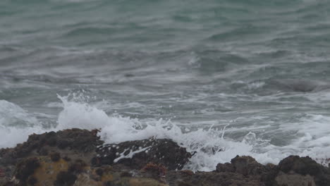 Wellen-Rollen-über-Die-Felsen-An-Einem-Felsigen-Strand