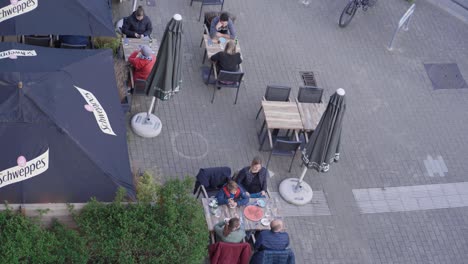 People-enjoying-drinks,-snacks-and-dinner-at-outdoor-terrace-of-restaurant-in-Brussels,-Belgium