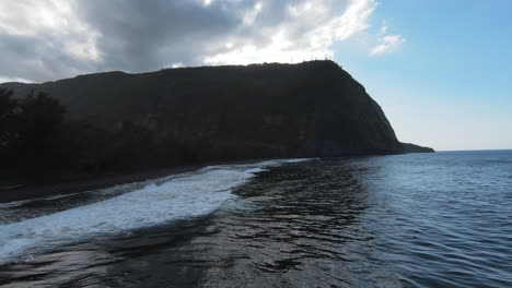 Vuelo-De-Drones-Fpv-De-Baja-Velocidad-Sobre-Olas-Rompientes-Hacia-La-Playa-Hawaiana