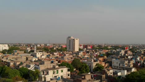 Antena-Que-Establece-Una-Vista-De-Tiro-Sobre-La-Ciudad-De-Lahore-En-Pakistán-Con-Un-Bloque-De-Apartamentos-A-La-Vista