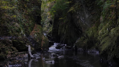 Blick-Entlang-Der-Fairy-Glen-Gorge-In-Snowdonia,-Wales