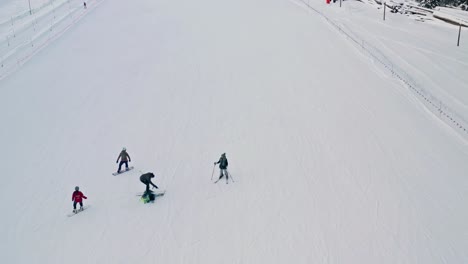 Touristen-Fahren-Ski-Im-Skigebiet-In-Bialy-Potok,-Kleinpolen