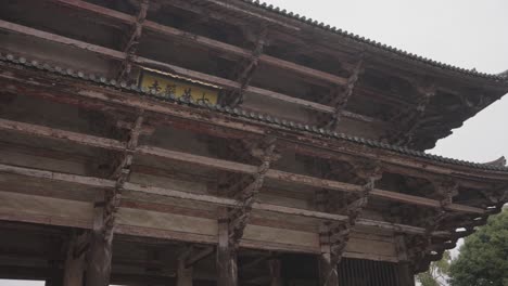 Eastern-Great-Temple-Gate,-Todaiji-Wooden-Structure-in-Bad-Weather,-Japan