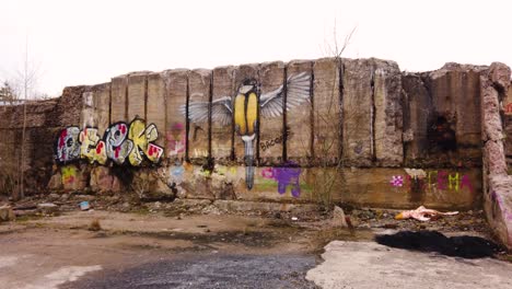 Arte-De-Graffiti-Urbano-En-La-Antigua-área-Desierta-Del-Grunge-En-El-Pueblo-De-Vargon-En-Suecia
