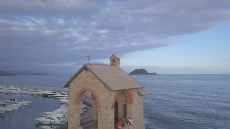 Alassio-Kapelle-Und-Luftdrohnenansicht-Der-Insel-Gallinara