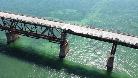 Wunderschöne-Umlaufende-Antenne-Der-Alten-Bahia-Honda-Eisenbahnbrücke-In-Den-Florida-Keys,-Florida,-USA