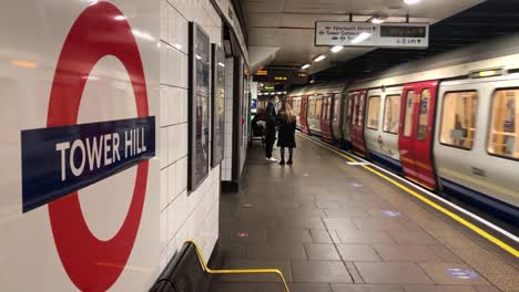 Train-pulls-into-the-Tower-Hill-tube-station-in-central-London,-UK