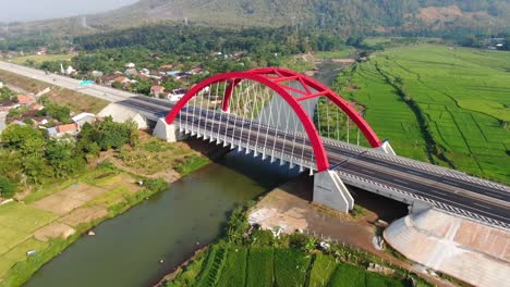 Construcción-De-Arco-Rojo-Del-Puente-Kalikuto-En-El-Paisaje-Central-De-Java