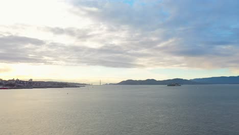 Antena:-Puente-Golden-Gate-De-San-Francisco-E-Isla-De-Alcatraz,-Vista-De-Drones