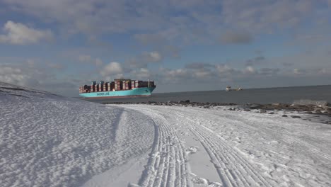Großes-Frachtschiff-Voller-Container,-Die-Mit-Importierten-Waren-Im-Hafen-Ankommen