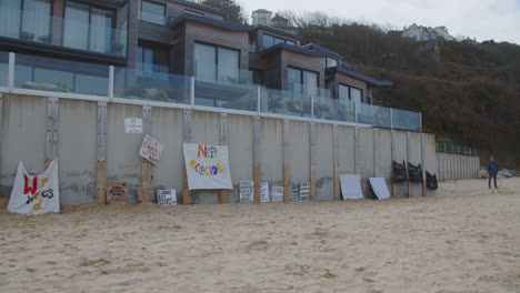 Demonstrating-protesters-exit-scene-at-beach-front,-Carbis-Bay-Hotel,-Cornwall