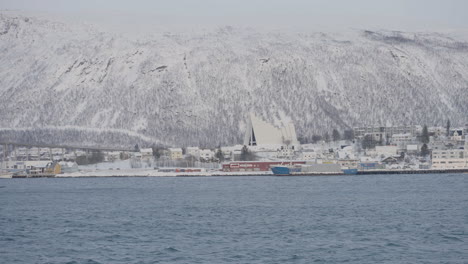 Erstaunliche-Aussicht-Auf-Schneebedeckte-Felsige-Berge-Am-Ufer-Der-Meerenge-Tromsøysund-In-Tromsø,-Norwegen-Im-Winter