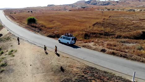 Turistas-En-El-Techo-Del-Vehículo-En-El-Campo-De-Madagascar