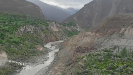 Luftaufnahme-Des-Gilgit-Flusses,-Der-Sich-Durch-Das-Phander-Tal-Schlängelt