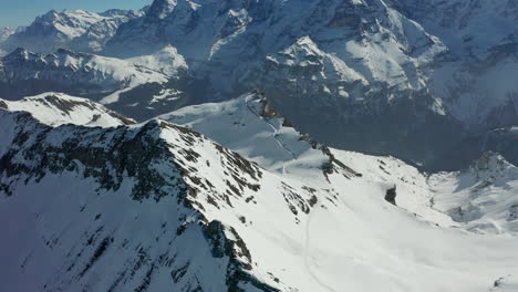Atemberaubende-Luftaufnahme-Wunderschöner-Schneebedeckter-Berge-Vor-Einem-Klaren-Blauen-Himmel