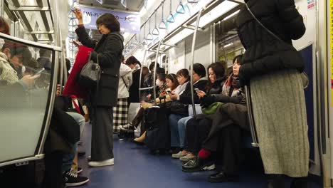 Tokio,-Japan:-POV-Aus-Dem-Inneren-Eines-U-Bahn-Pendlers-In-Tokio,-Japan,-Mit-Vielen-Passagieren-Darin