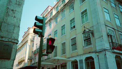 Leere-Innenstadt-Von-Lissabon-Mit-Ampeln,-öffentlicher-Lampe-Und-Altbaufassade-Bei-Sonnenaufgang