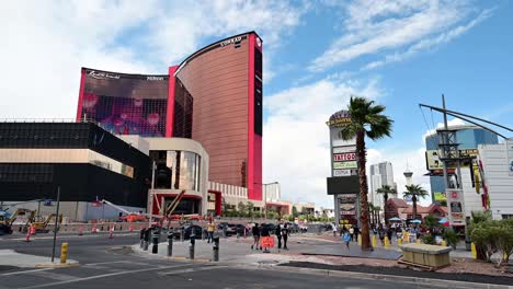Touristen,-Die-In-Der-Nähe-Von-New-Resorts-World-Auf-Dem-Las-Vegas-Strip-Herumlaufen