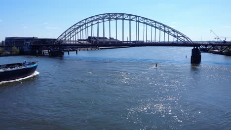 Stahlbogenbrücke-über-Den-Fluss-Noord-Mit-Segelschiff-Tagsüber-In-Der-Nähe-Von-Hendrik-Ido-Ambacht,-Niederlande
