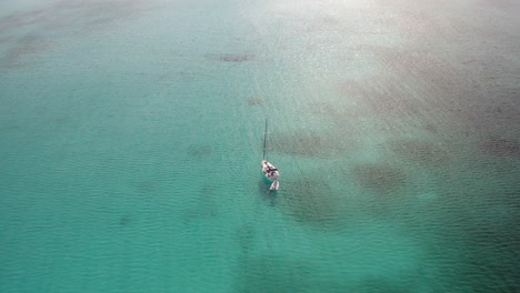 Blick-Auf-Eine-Isolierte-Yacht,-Die-Auf-Unberührtem-Wasser-Auf-Den-Bahamas-Inseln,-Florida,-Kreuzt