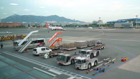 Vehículos-Terrestres-Estacionados-En-El-Aeródromo-Del-Aeropuerto-Internacional-De-Gimhae-En-Busan,-Corea-Del-Sur.