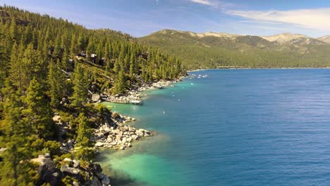 Imágenes-De-Drones-Volando-Sobre-La-Costa-Privada-A-Lo-Largo-Del-Lago-Tahoe-En-Crystal-Bay-Nevada