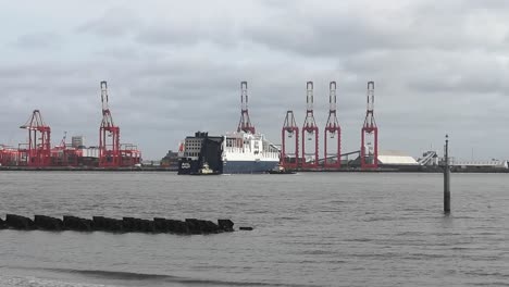Führung-Von-Frachtcontainerschiffen-Und-Tankschiffen-Durch-Schlepper-In-Richtung-Der-Hafenkräne-Des-Peel-Hafens